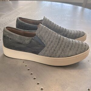 Women’s size 9 Sofft shoes made of leather. Different shades of blue. EUC